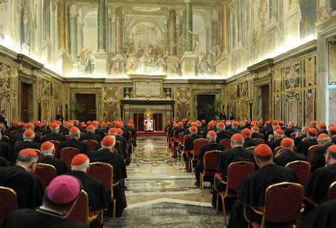 Benedicto XVI se reúne con los cardenales en la Sala Clementina del Vaticano, donde se despidió y dijo que entre ellos está el futuro papa.