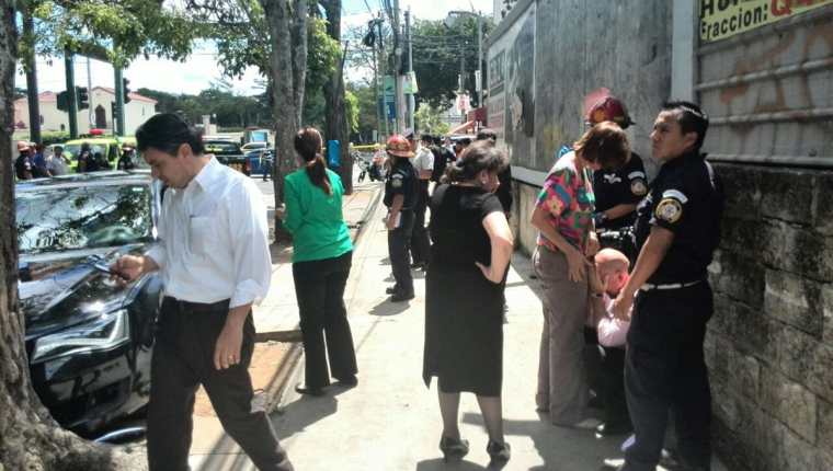 Escenas de dolor se viven en el lugar donde fue asesinato el abogado Francisco Palomo. (Foto Prensa Libre: E. Paredes)
