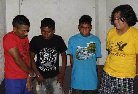 Heydi González -de amarillo-, presunta cabecilla de la banda criminal que se dedicaba al asalto y violación,  fue capturada junto a otros tres hombres, ayer, en Escuintla.