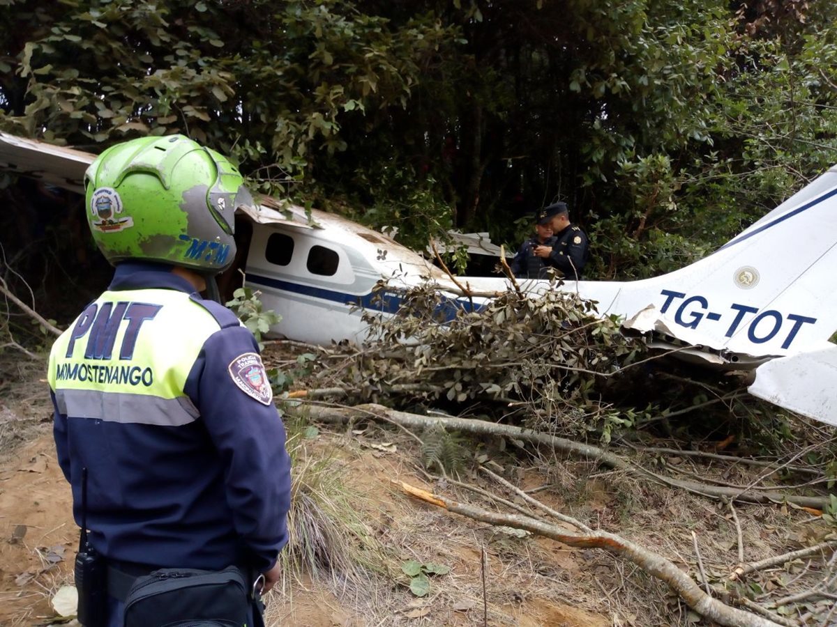 La avioneta se desplomó en un área boscosa de Momostenango, Totonicapán. (Foto Prensa Libre: Cortesía PNC)