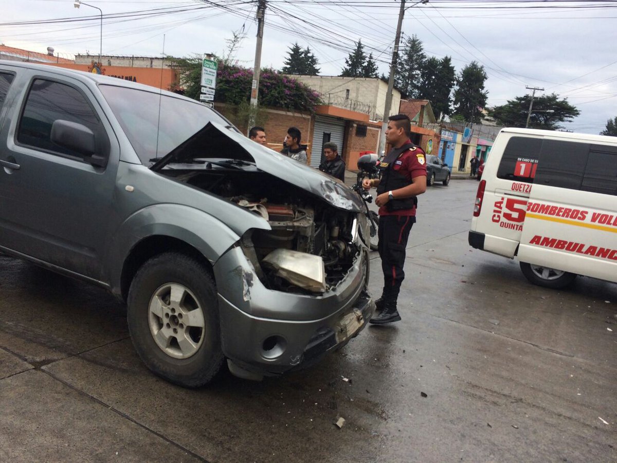 Varias personas lesionadas tras colisión en la zona 3 de Quetzaltenango. (Foto Prensa Libre: CBV)