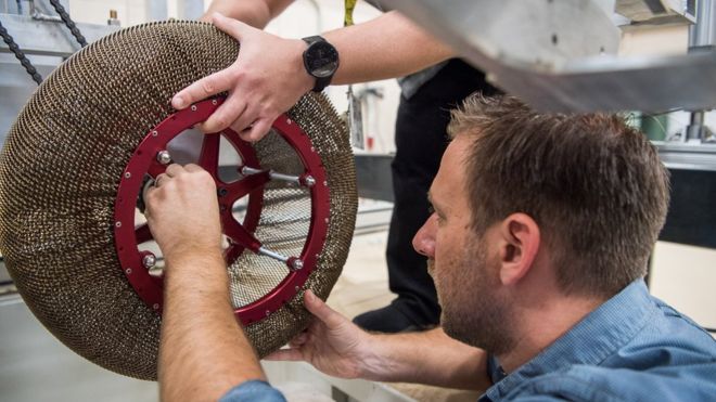La Superelastic Tire fue creada a partir de la tecnología usada en los vehículos espaciales llevados a Marte. Foto: NASA Glenn