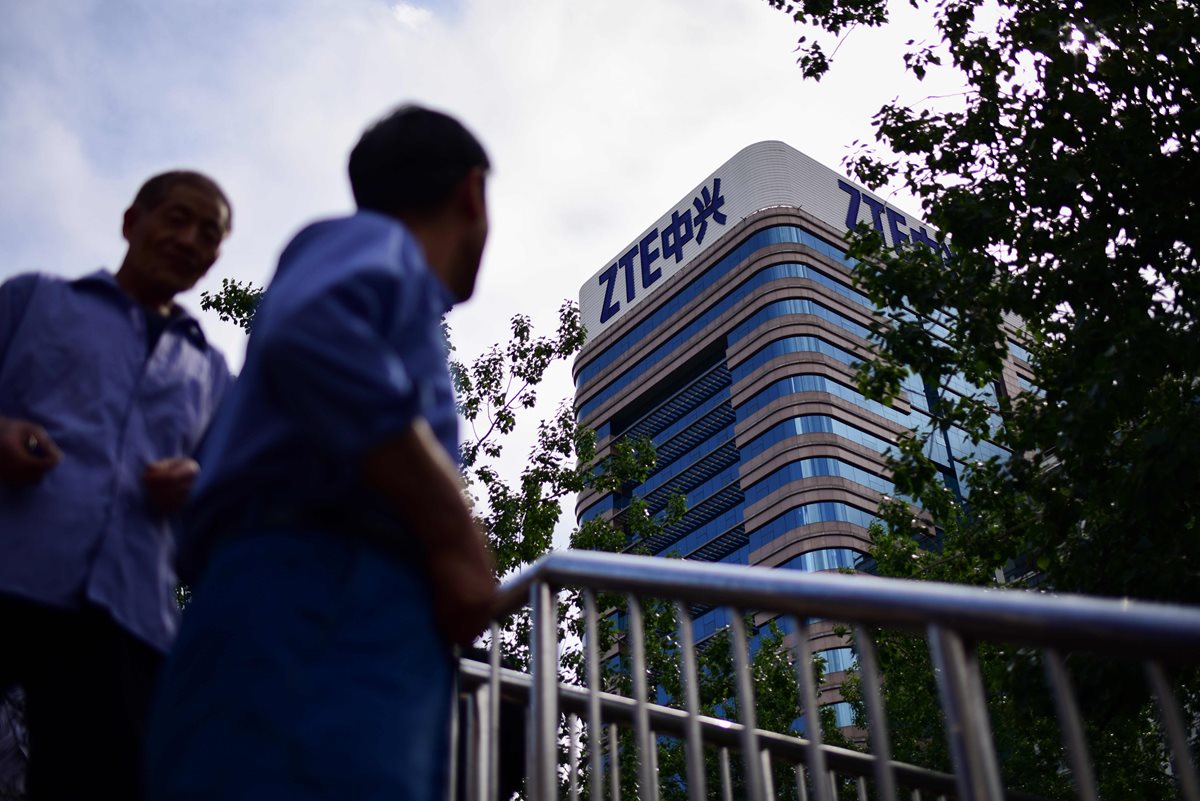 El gigante de las telecomunicaciones chino ZTE, cesó su actividad después de que EE. UU. prohibiera exportarle componentes claves para sus productos. (Foto Prensa Libre: AFP)