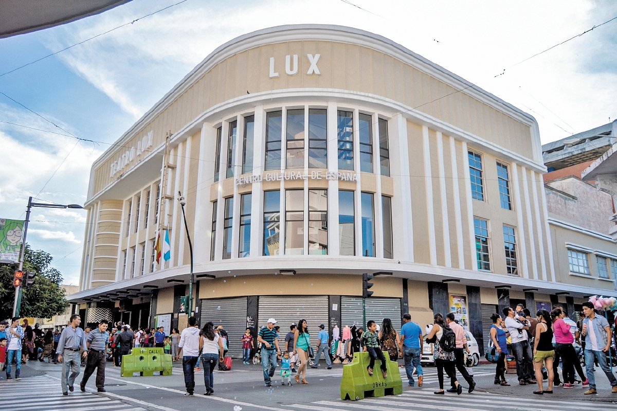 Hoy, el teatro Lux acoge las oficinas del Centro Cultural de España en Guatemala y al Café Saúl. Foto Prensa Libre: Roberto Villalobos Viato.