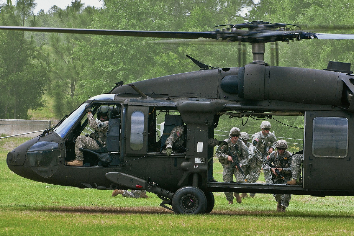Mitares estadounidenses abordan  un helicóptero en la Base Aérea Eglin, Florida. (Foto Prensa Libre:APAP