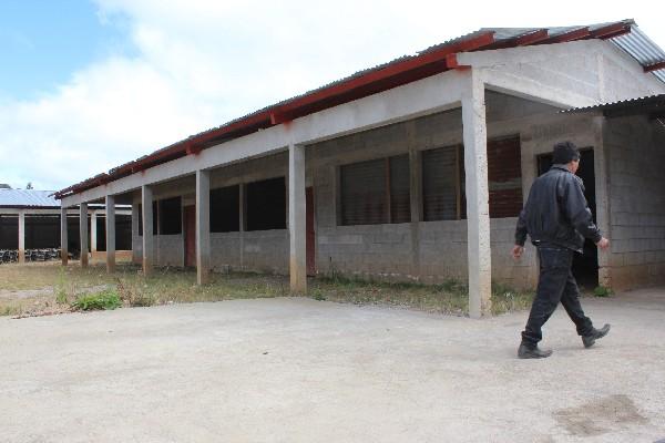 Así lucen las tres aulas que quedaron abandonadas desde mediados del 2012.