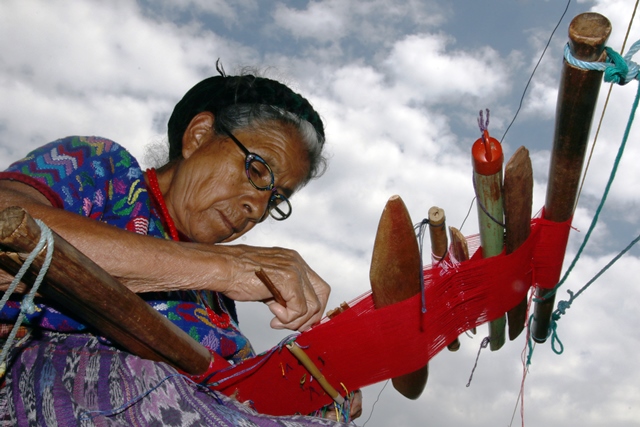 Tejedora de Sumpango, Sacatepéquez, elabora un güipil ceremonial, en el que se refleja la historia de un pueblo a través del arte ancestral. (Foto Prensa Libre: Cortesía Victorino Tejaxún)