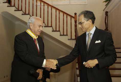 Mario Antonio   Sandoval es felicitado por el embajador de España, Manuel Lejarreta, después de condecorarlo.