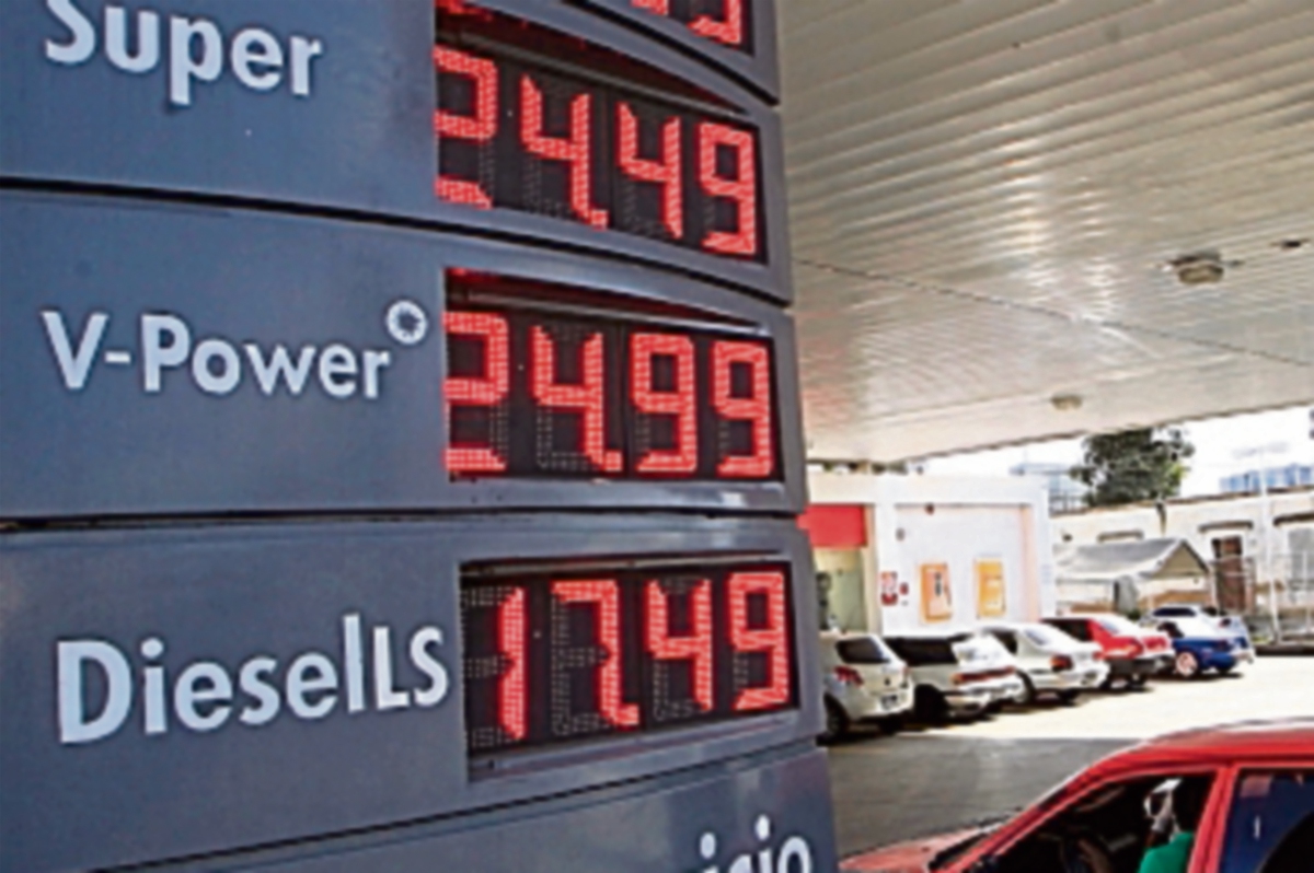 COMBUSTIBLES bajaron Q0.50. (FOTO PRENSA LIBRE: EDWIN BERCIAN)