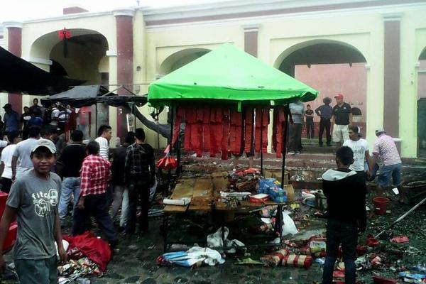 Curiosos observan el daño causado por el incendio. (Khrisz_Fher8)
