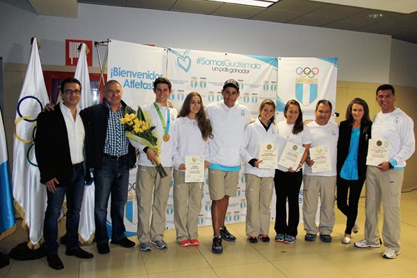 Charles Fernrández (centro), posa tras arribar a Guatemala. (Foto Prensa Libre: Cortesía CDAG).