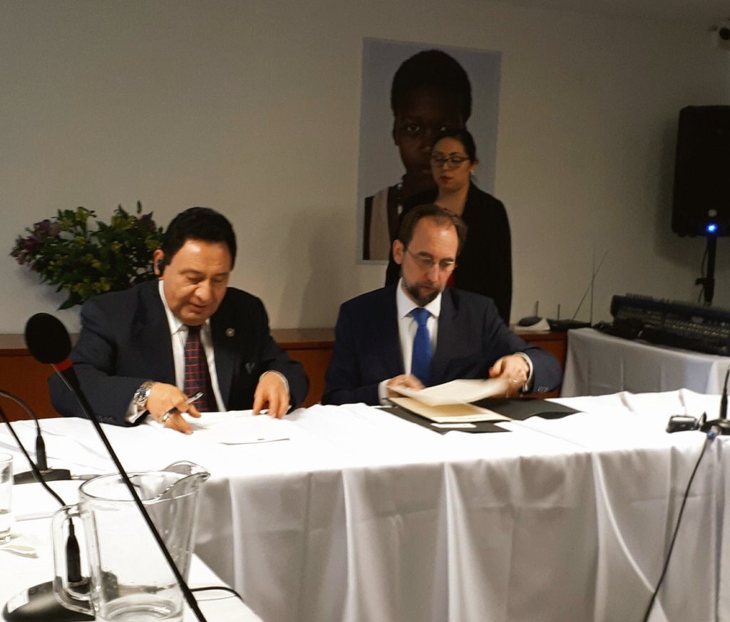 El presidente de la CC, José de Matta, y el alto comisionado Ra'ad Zeid al-Hussein, intercambiaron cartas de entendimiento para ratificar el apoyo técnico. (Foto Prensa Libre: CC)