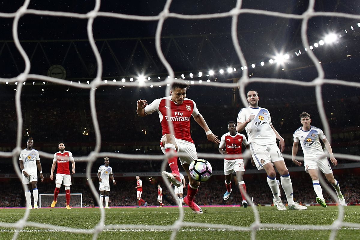 El delantero chileno Alexis Sánchez consigue el segundo gol del Arsenal. (Foto Prensa Libre: AFP)