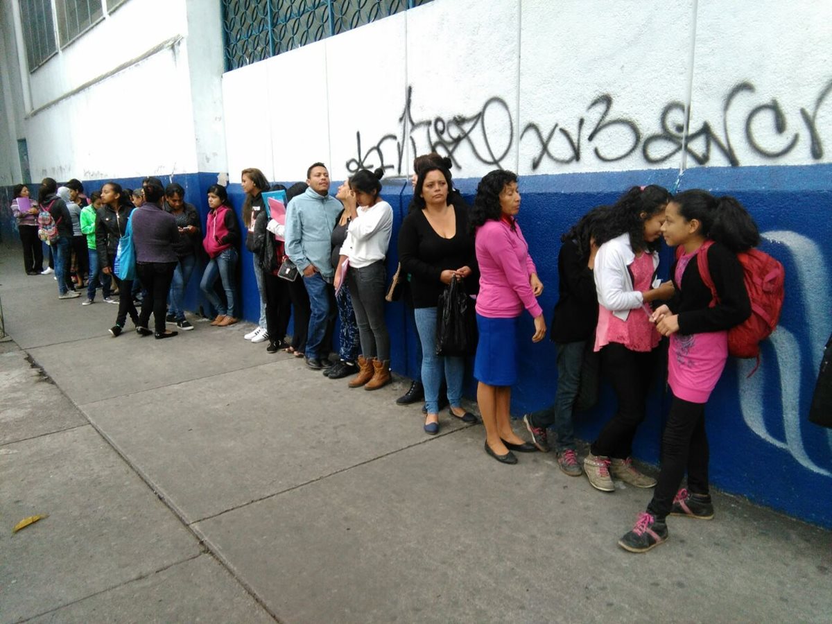 Personas hacen fila para inscribir a sus hijos en el instituto Inca. (Foto Prensa Libre: Estuardo Paredes)