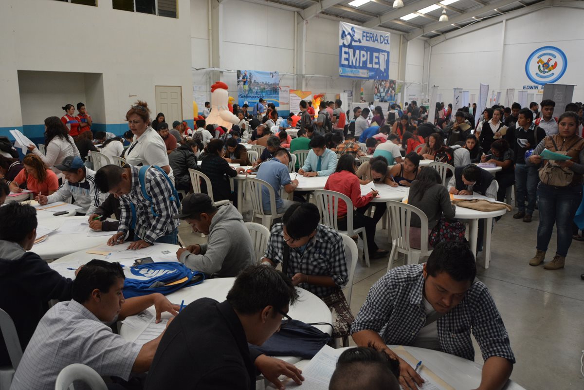 La cuarta Feria de Empleo se llevará a cabo hoy en el Centro de Comercio Municipal de Villa Nueva, de 9 a 15 horas. Unas mil 300 personas asistieron a la tercera feria, en mayo último. (Foto Prensa Libre: Cortesía Omdel)