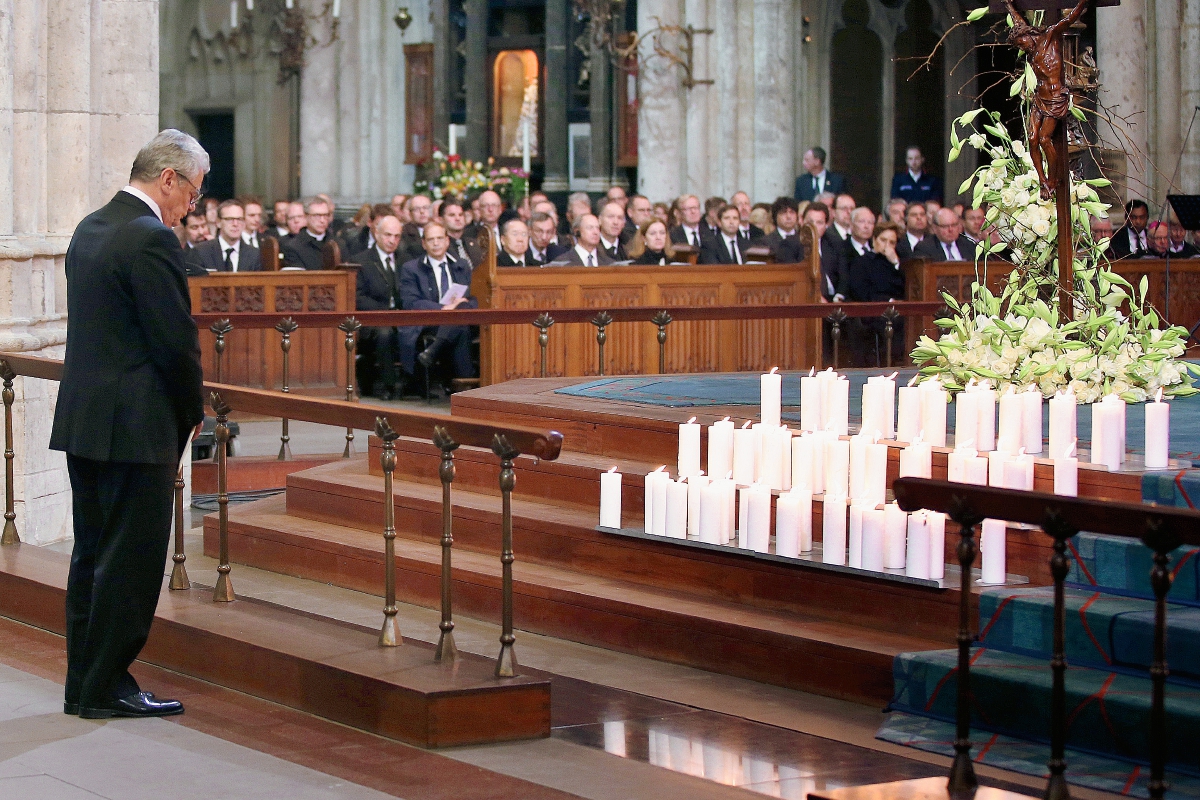 El presidente alemán, Joachim Gauck participa en la ceremonia a las víctimas del accidente de avión de Germanwings. (Foto Prensa Libre:AFP)AFP