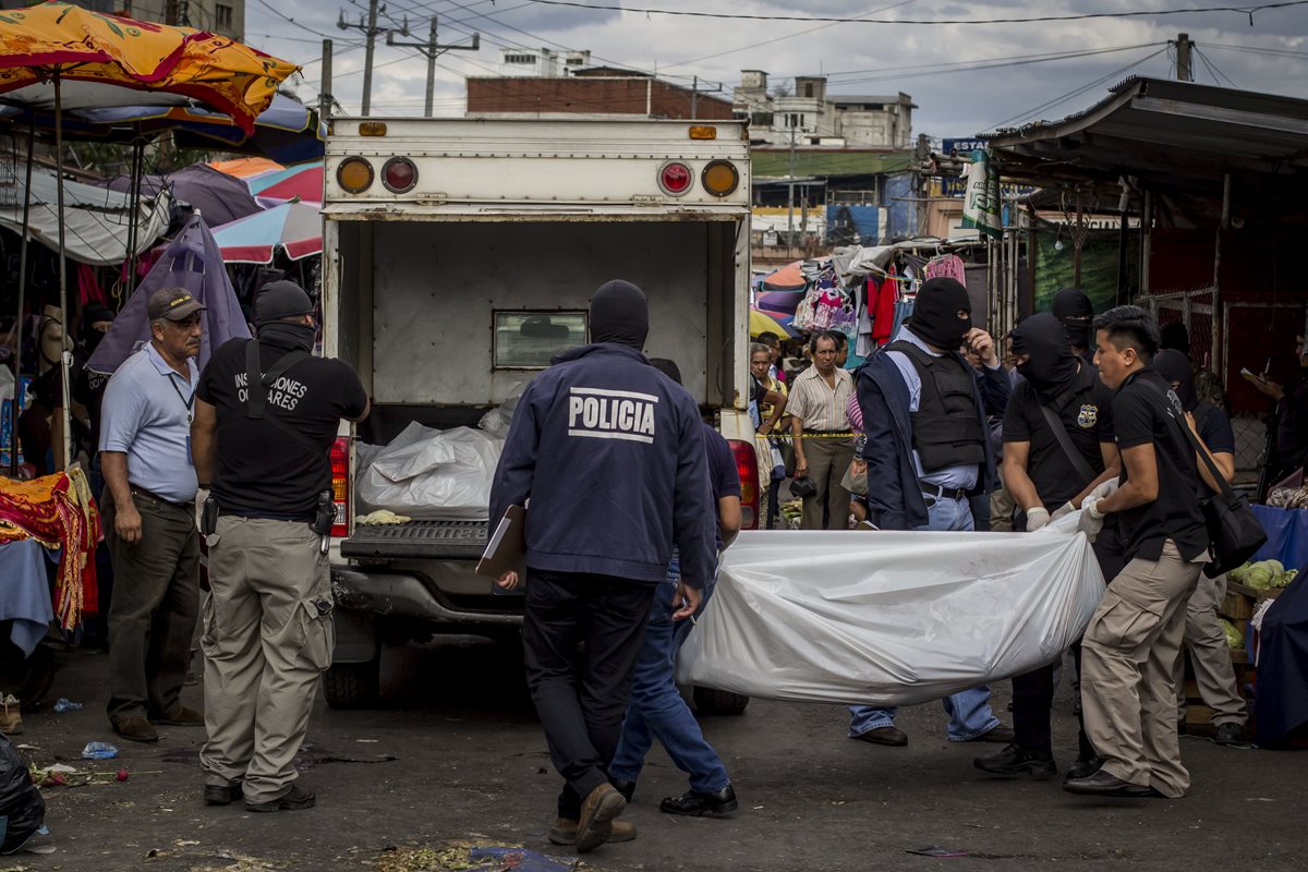 El último ataque armado en El Salvador dejó seis muertos. (Foto Prensa Libre: AP)