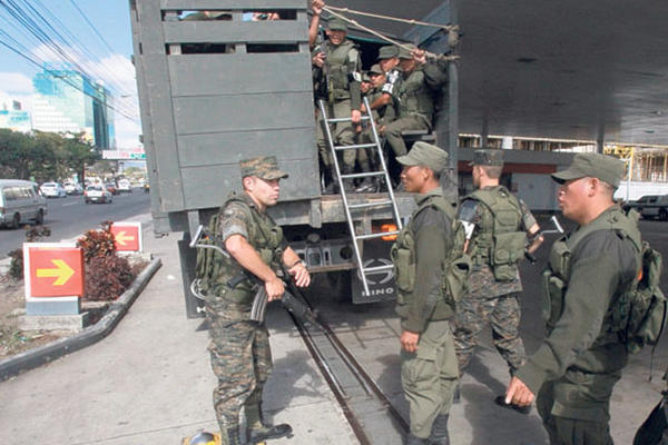 Un escuadrón del Ejército fue desplegado ayer en la calzada Roosevelt para apoyar a la Policía. El vocero del Ministerio de la Defensa, Hugo Rodríguez, indicó que es una "estrategia de disuasión contra la delincuencia".