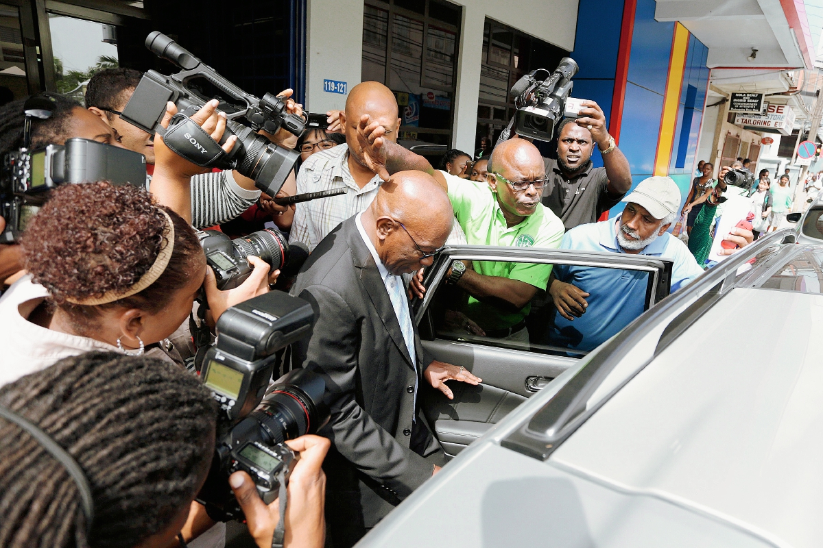 Vice presidente de la Fifa Jack Warner tras salir de una corte en Puerto España, en Trinidad y Tobago. (Foto Prensa Libre: EFE)
