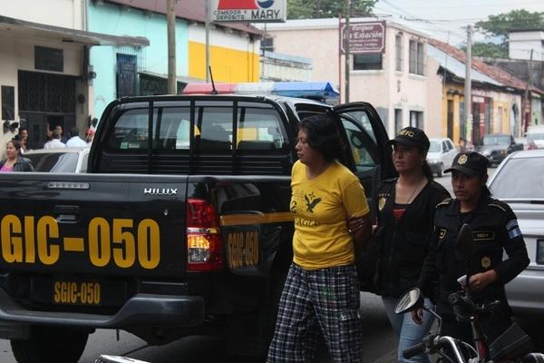 Heidi González, sindicada de cuatro delitos, es trasladada al juzgado de turno de la ciudad de Escuintla. (Foto Prensa Libre: Melvin Sandoval)
