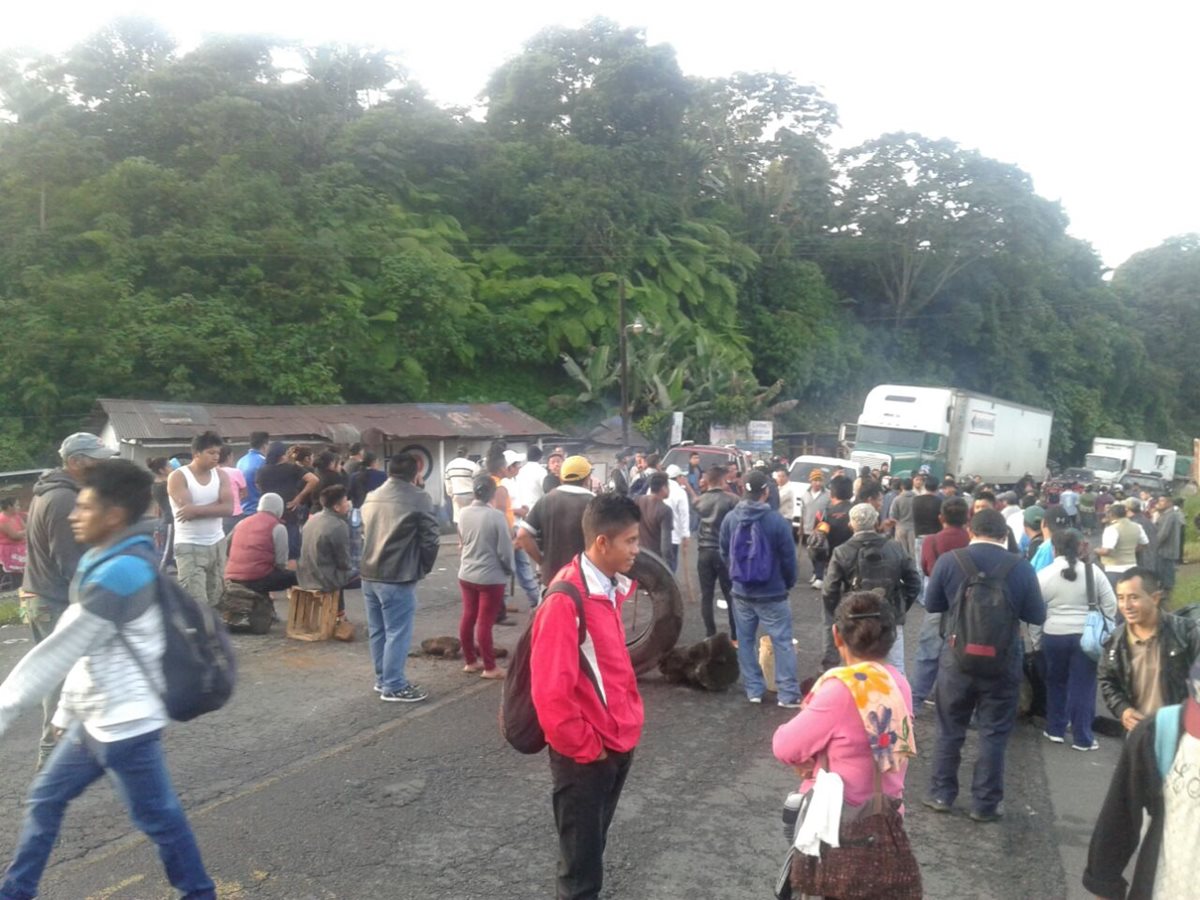 Residentes de La Dicha, El Palmar, Quetzaltenango, mantienen bloqueado el paso en el km 168 de la ruta Cito Zarco. (Foto Prensa Libre: Cortesía Conred)
