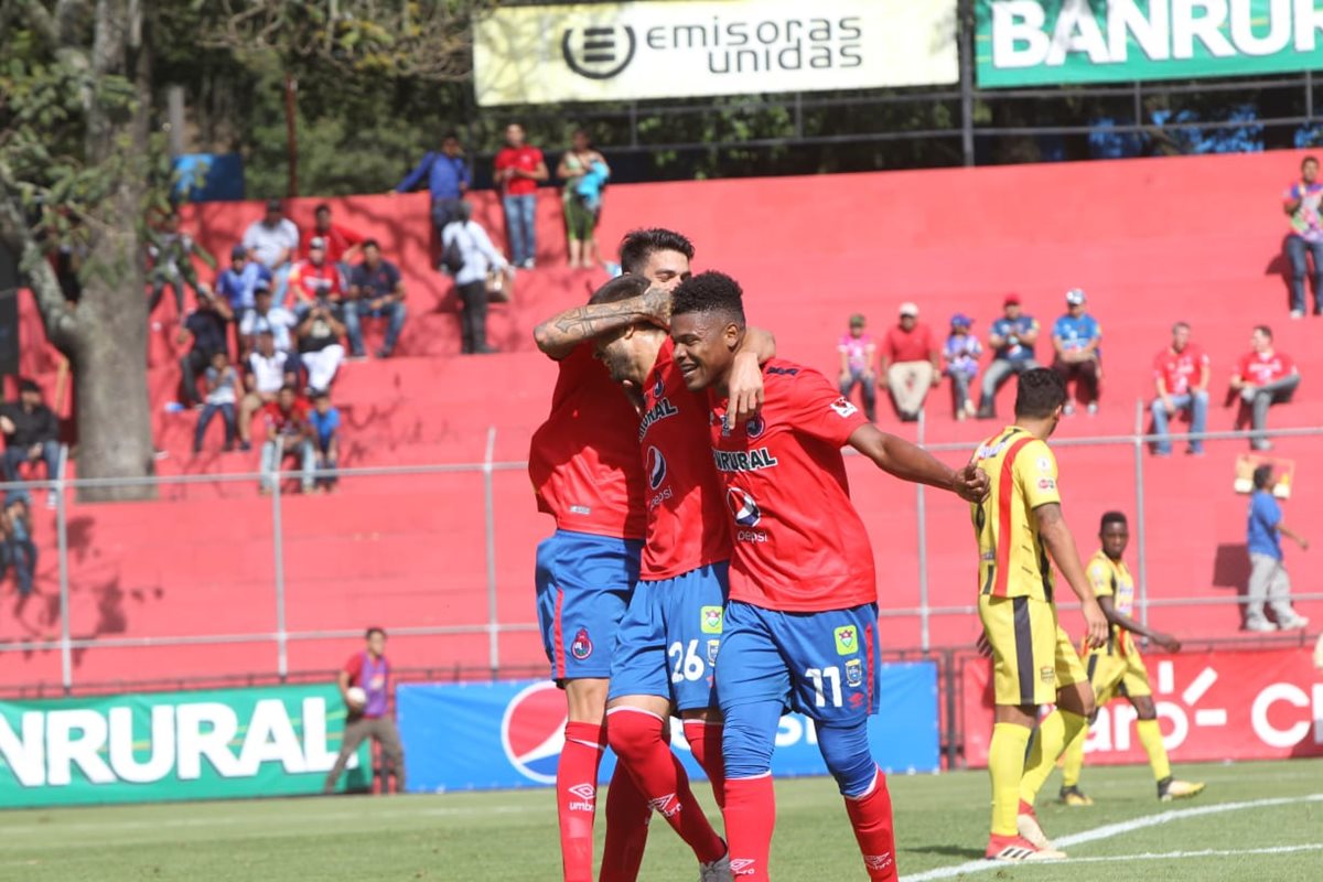 Hansen celebra su primer gol con Municipal en el amistoso de esta tarde en el Manuel Felipe Carrera. (Foto Prensa Libre: Norvin Mendoza)