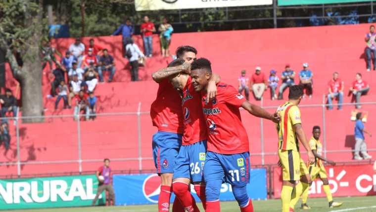 Hansen celebra su primer gol con Municipal en el amistoso de esta tarde en el Manuel Felipe Carrera. (Foto Prensa Libre: Norvin Mendoza)