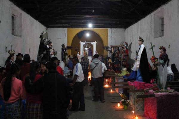 Imágenes de las 16 cofradías de Rabinal. (Foto Prensa Libre: Carlos Grave)