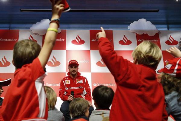 Fernando Alonso compartiendo con los niños. (Foto Prensa Libre: EFE)