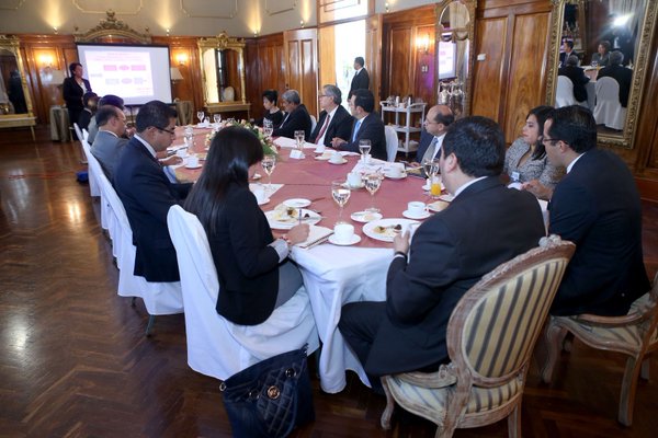 Reunión de PDH, CGC, PGN y sociedad civil en la Casa Presidencial con Jimmy Morales. (Foto Prensa Libre: SCSP)