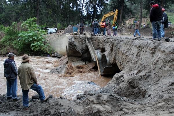 Vecinos observan parte de los daños causados por la correntada al paso provisional. (Foto Prensa Libre: Óscar Figueroa)<br _mce_bogus="1"/>