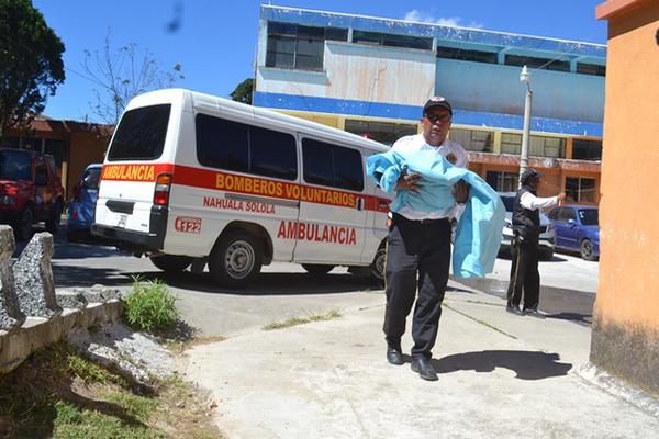 Socorrista traslada a la morgue de la ciudad de Sololá el cadáver de Santiago  Manuel  Juárez, quien murió en un percance vial en Nahualá. (Foto Prensa Libre: Édgar Sáenz)