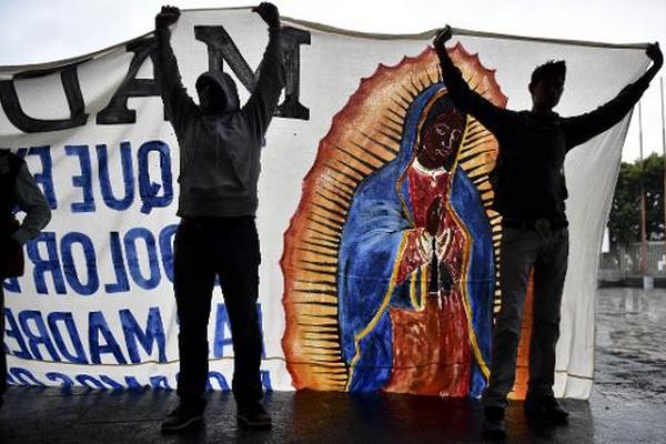 Padres de los 43 estudiantes desaparecidos en México, en a  Basílica de la Virgen de Guadalupe en Ciudad de México, el 19 de octubre  de 2014. (Foto Prensa Libre: AFP)