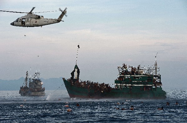 Unas 8 mil personas podrían encontrarse a la deriva en embarcaciones sobrecargadas en el sudeste de Asia. (Foto Prensa Libre:AFP,
