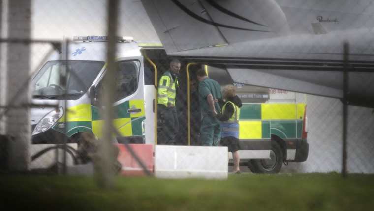 Una ambulancia se dispone a trasladar a Shaker Aamer, a un chequeo médico después de aterrizar en el aeropuerto de Londres. (Foto Prensa Libre: AP).