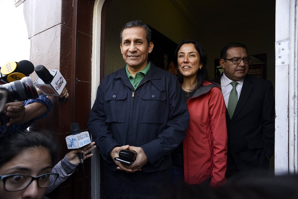 El expresidente de Perú Ollanta Humala abandona junto a su esposa (d) la sede de su partido político (Perú). (Foto Prensa Libre: EFE).