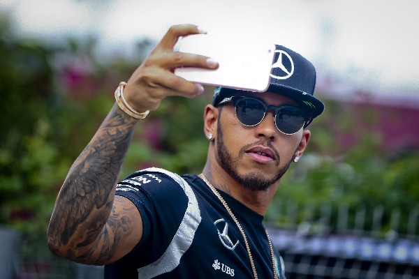 El piloto británico Lewis Hamilton se hace un selfie en el circuito internacional de Shanghái, China. (Foto Prensa Libre: EFE)