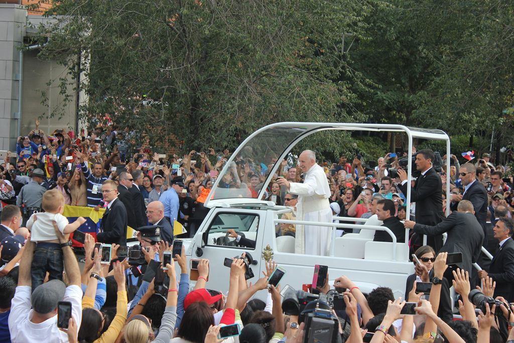 Miles de seguidores reciben al papa Francisco. (Foto Prensa Libre: EFE)