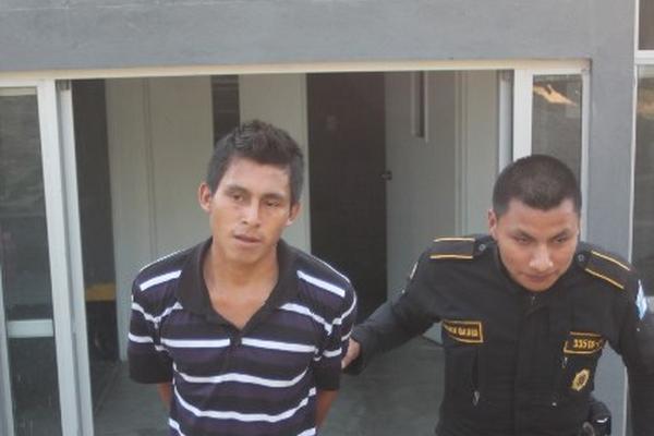 Pedro Rafael Joj Gómez es conducido hacia la estación policial. (Foto Prensa Libre: Rigoberto Escobar)