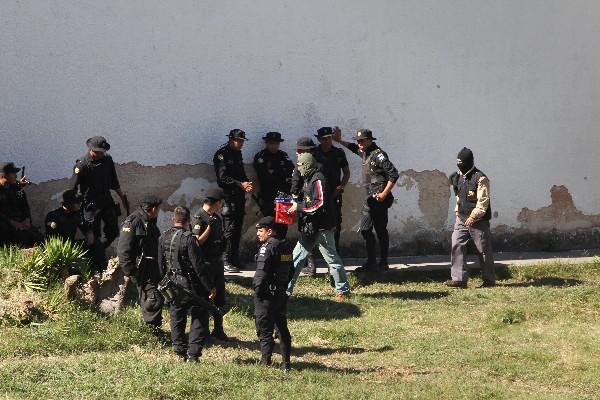 Autoridades registran el Preventivo de la zona 18,  donde incautaron paneles solares, baterías, chips, teléfonos y dinero.