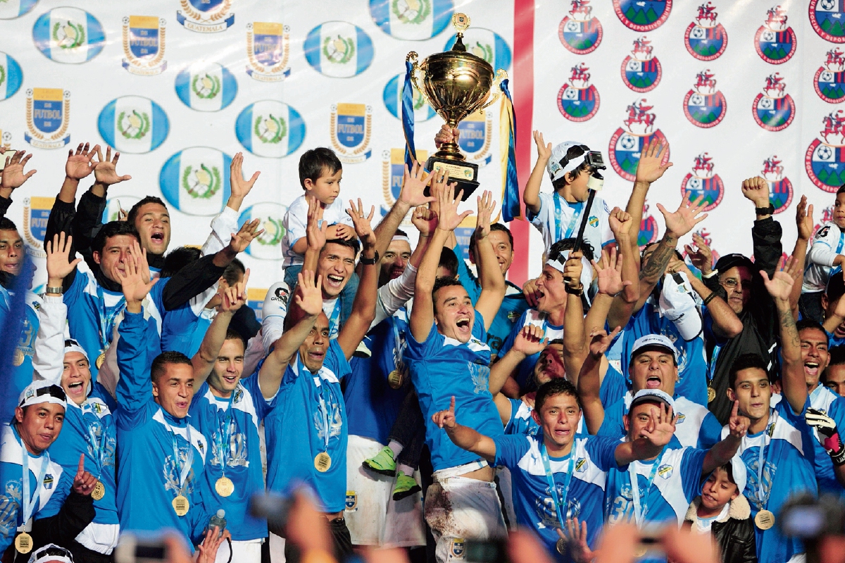 Comunicaciones celebró el hexacampeonato del balompié nacional; ahora espera lograr el título 31.  (Foto Prensa Libre: Fernando López R.)