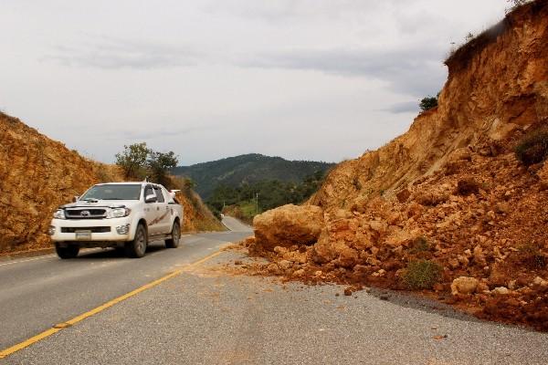 Uno de los derrumbes que han interrumpido el paso parcialmente en la ruta entre Huehuetenango y Quiché.