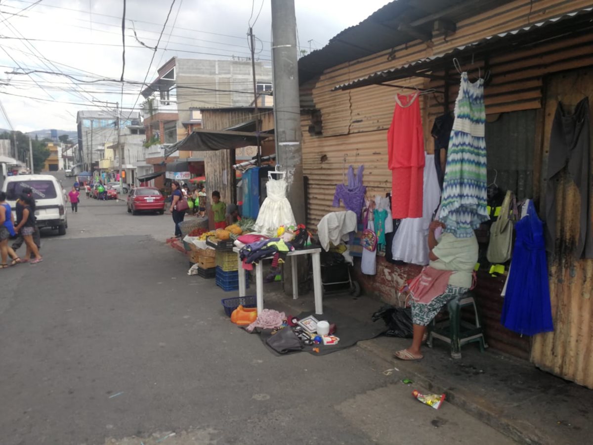 Una vecina de la colonia Quinta Samayoa, zona 7, instala su venta de ropa usada frente a su vivienda. (Foto Prensa Libre: José Manuel Patzán).