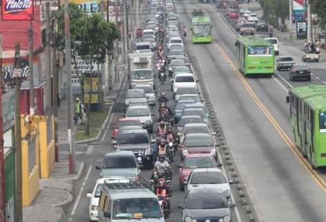 Los motoristas durante el recorrido en la avenida Bolívar. (Foto Prensa Libre: Erick Ávila)