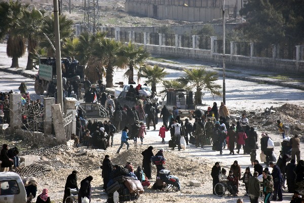Grupo de civiles abandona la ciudad de Alepo,Siria. (Foto Prensa Libre: AFP).
