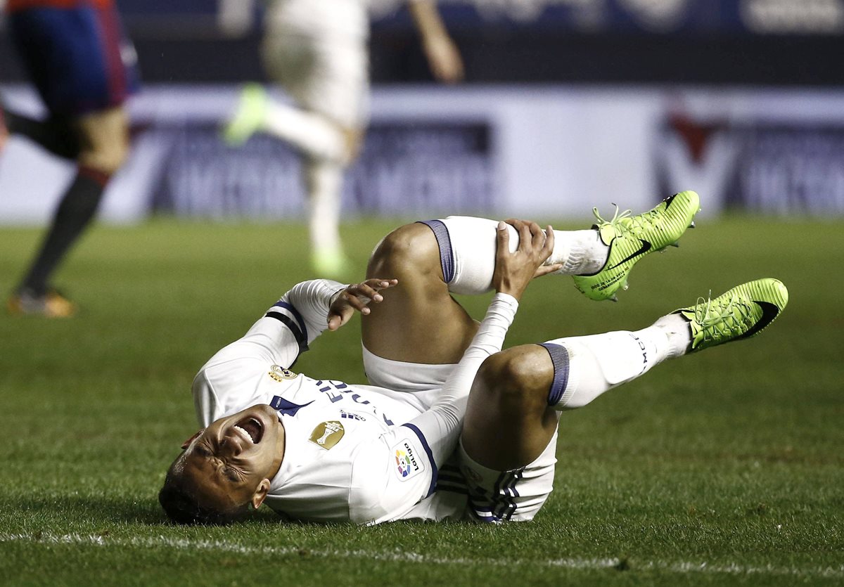 Danilo quedó tendido en el suelo luego de la lesión. (Foto Prensa Libre: EFE)