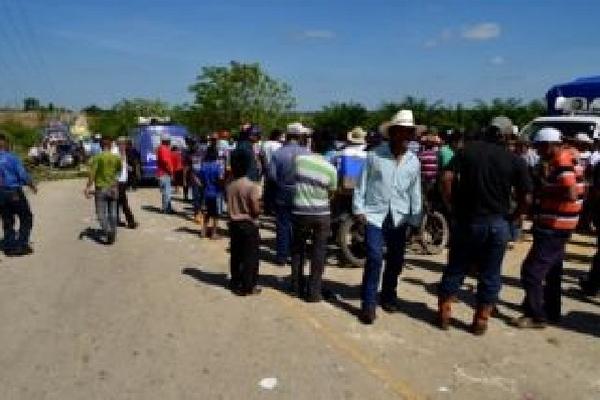 Vecinos cierran carretera en Petén.