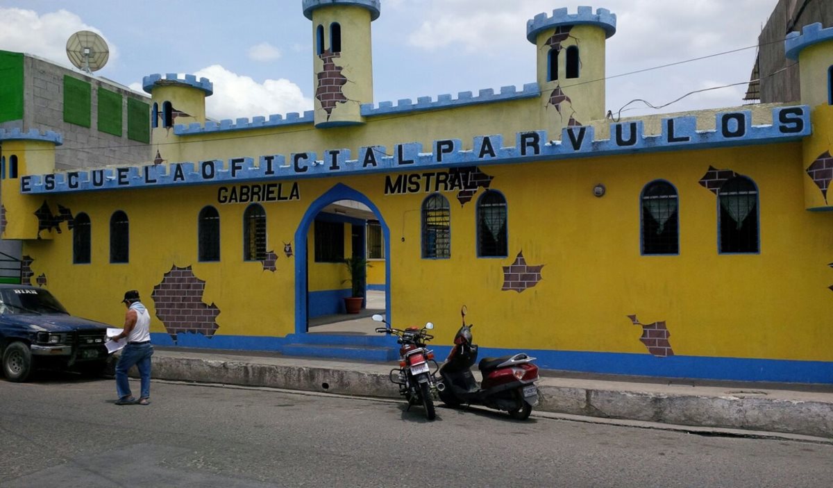 Fachada de la escuela de párvulos en Guastatoya, donde padres de familia señalan anomalías en destitución de directora. (Foto Prensa Libre: Héctor Contreras)