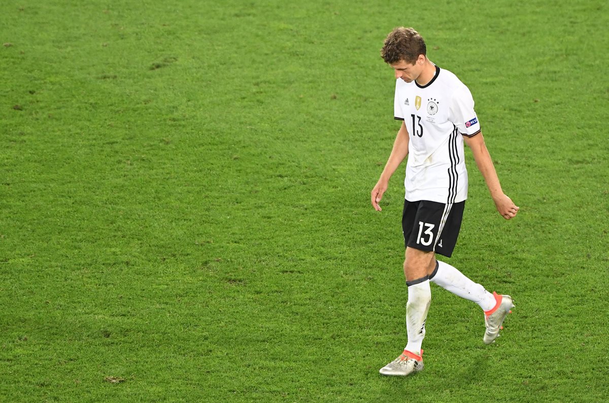 Thomas Müller mostró su tristeza al fallar el penalti en la ronda contra Itala. (Foto Prensa Libre: AFP)