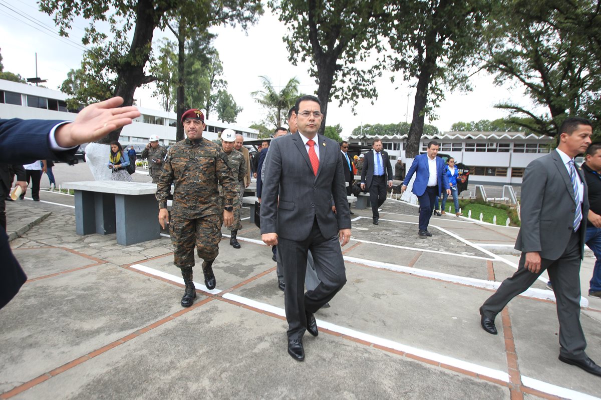 El presidente Jimmy Morales durante su visita a la sede del Cuerpo de Ingenieros del Ejército. (Foto Prensa Libre: Esbin García).